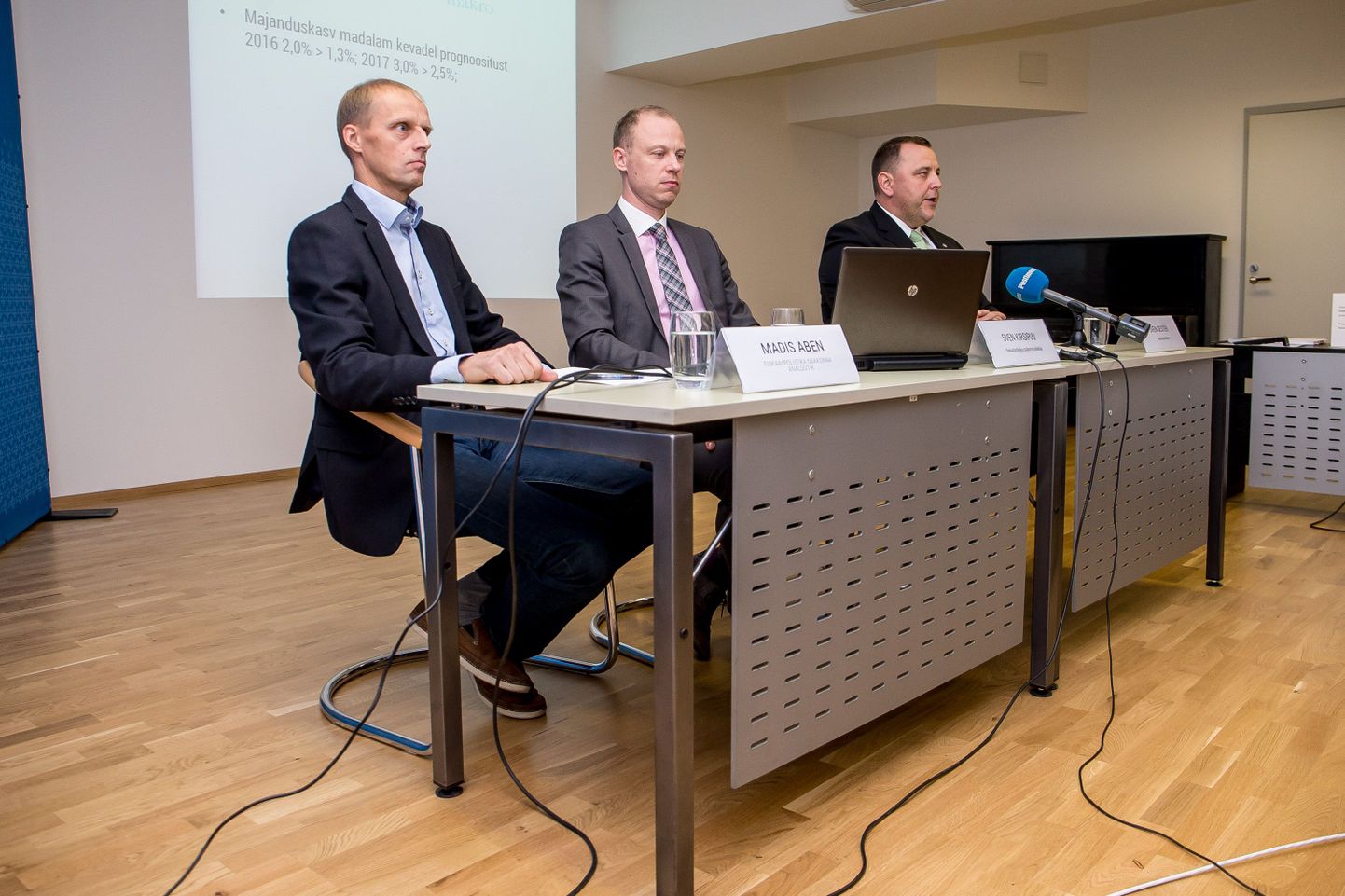 Analüütik Madis Aben (vasakult), fiskaalpoliitika osakonna juhataja Sven Kirsipuu ja rahandusminister Sven Sester.