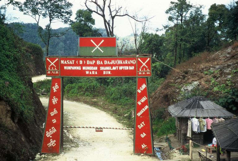 Sissepääs Katšini Iseseisvusorganisatsiooni territooriumile Hiina piiri ääres.