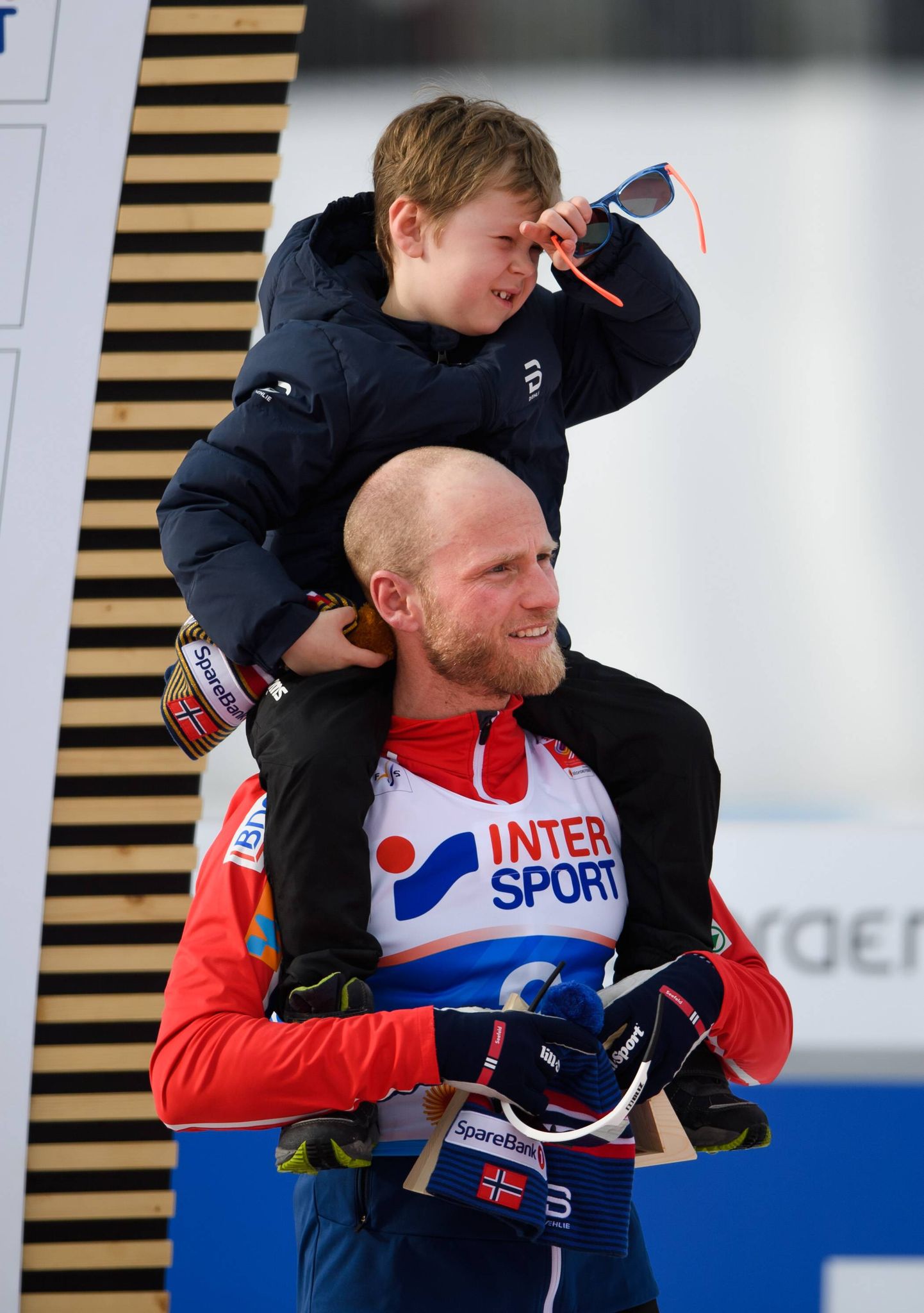Norra suusaäss Martin Johnsrud Sundby koos pojaga Seefeldi MMil 2019. aastal.