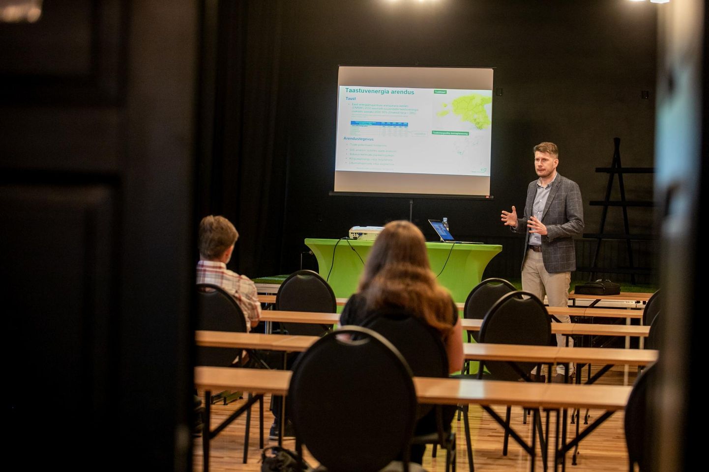 Tori rahvamajas tutvustas Eesti Energia taastuvenergia projektijuht Oliver Zereen plaane tuugeneid püstitada vaid neljale inimesele.