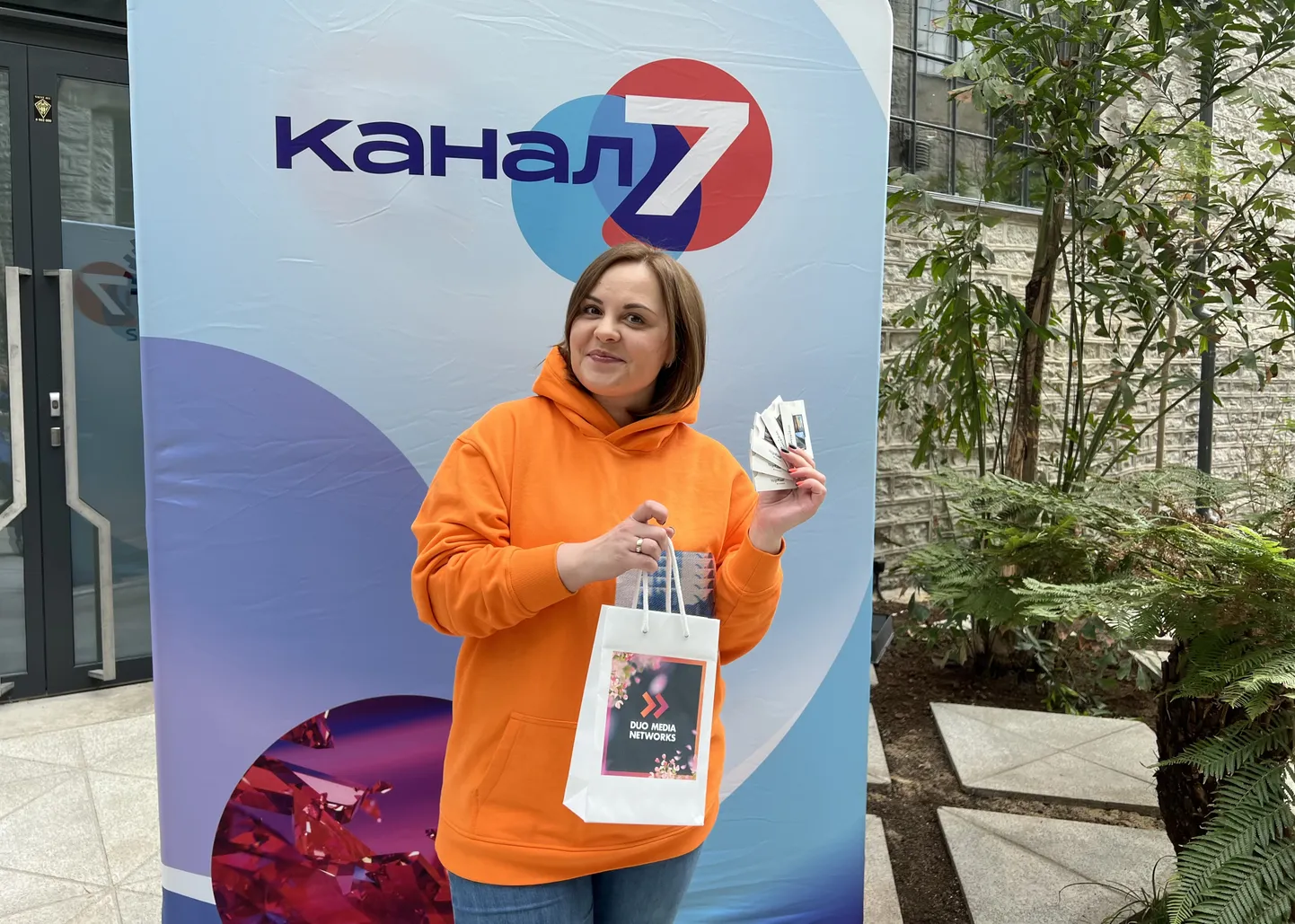 Победительницей очередного этапа праздничной эсэмэс-игры на «Канале 7» стала жительница Кохтла-Ярве Елена, которой досталась подарочная карта iDeal. Получение приза победительница доверила своей дочери Татьяне, которая живет в Таллинне.