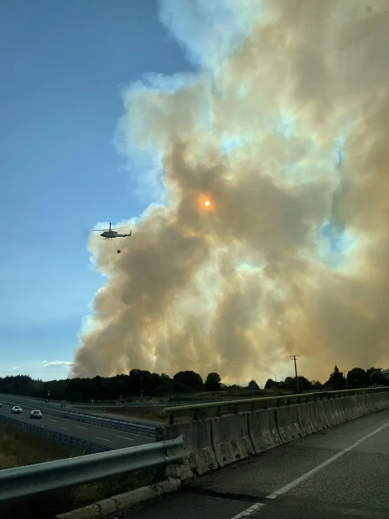 Mastaapsete metsapõlengute kustutamiseks tõid helikopterid vett, et suurem tuli maha suruda.