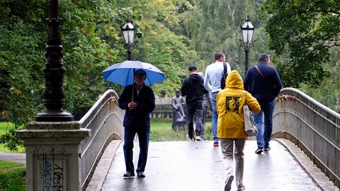 Latvijo v ponedeljek pričakujejo močne padavine in nevihte