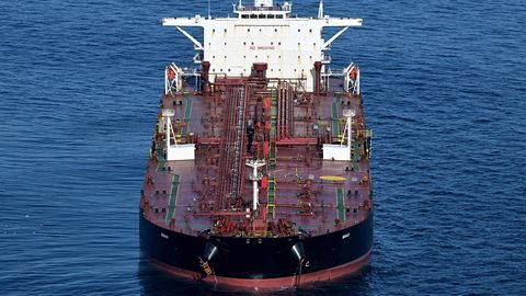 Caurumi sankcijās liedz apturēt Latvijas firmas, kas apkalpo Krievijas ēnu floti