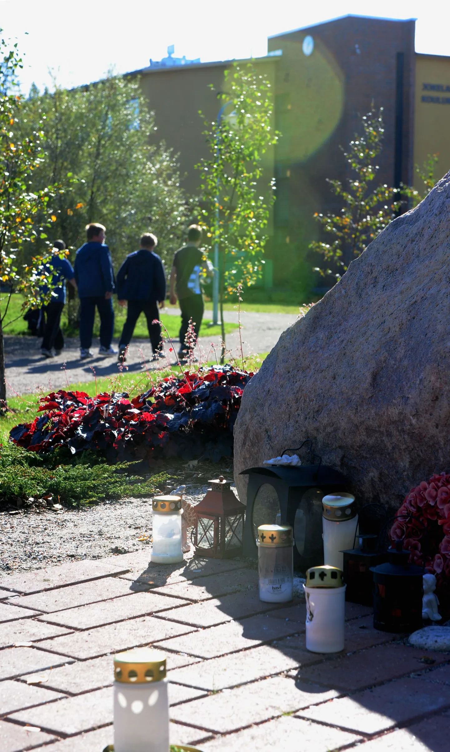 Koolitulistamise ohvrite mälestuskivi Jokela kooli juures.