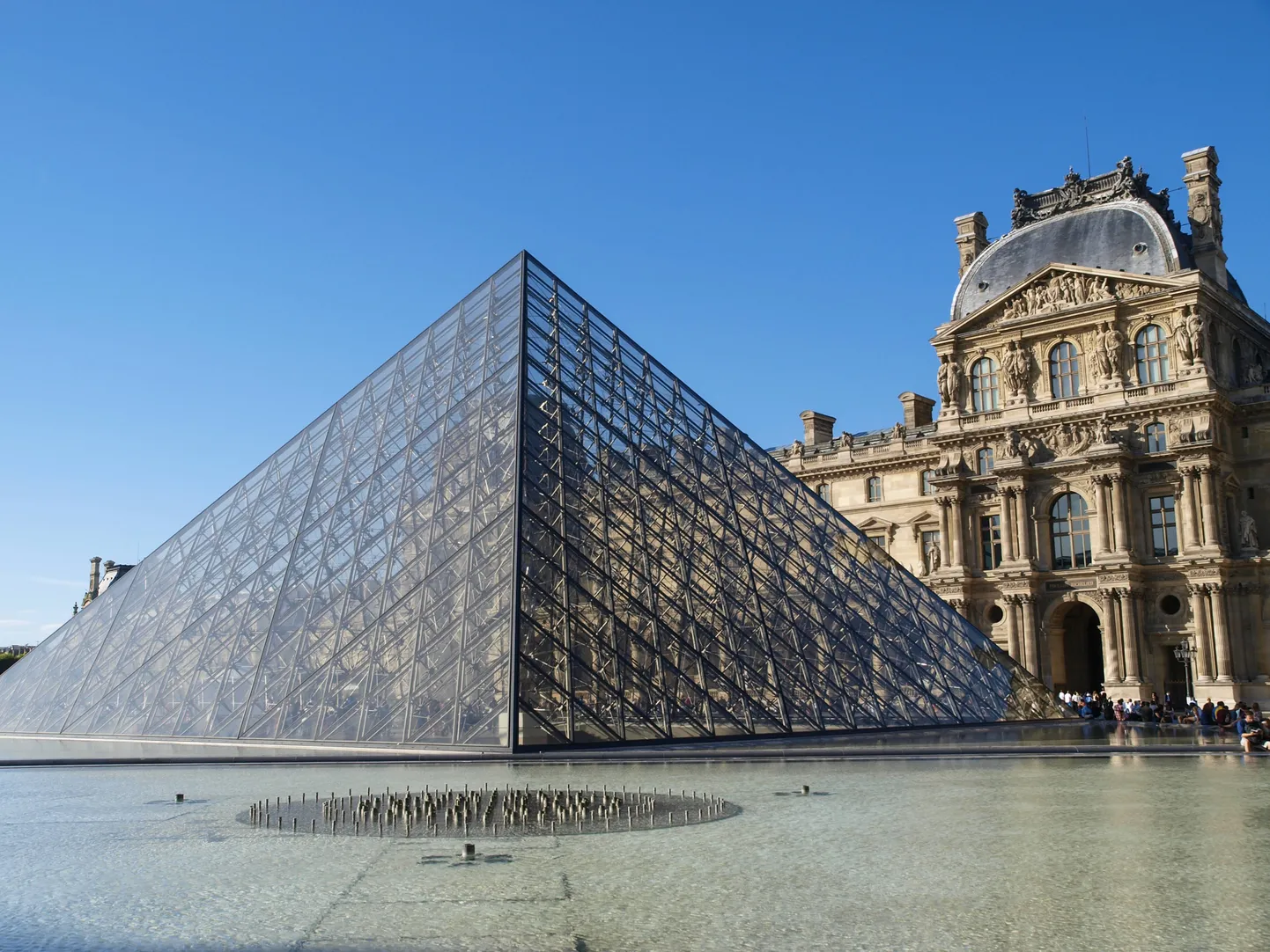 Pei püramiid Louvre´i ees.