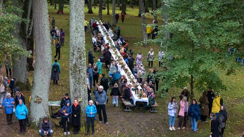 VIHM EI SEGANUD ⟩ Viljandi sünnipäevalised kogunesid kummikutes Filosoofide alleele pika laua taha