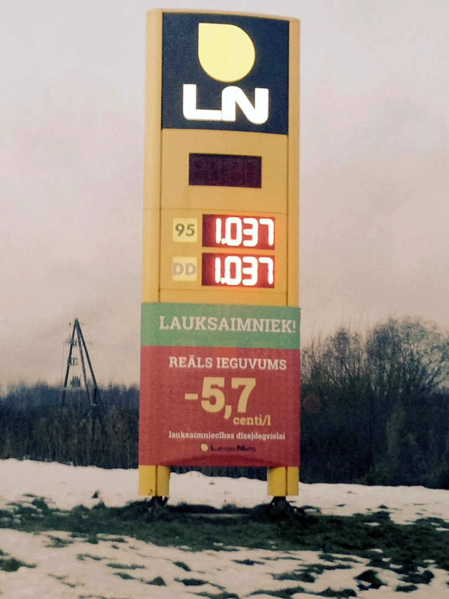 Kui Valga linnas maksavad bensiiniliitrid juba alla euro, siis Lätis Valkas on hinnad veel pisut kõrgemad.