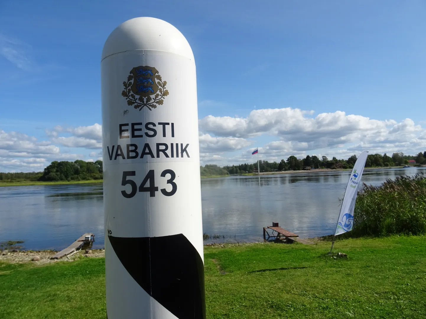 Eesti-Vene kontrolljoon kulgeb enamasti piki Narva jõe keskkohta, mille ületamine on seadusega keelatud. Siiski eeldab keeld aga ka piirijoone korrektset tähistamist, et liiklejatel oleks üheselt selge, kus see kulgeb.