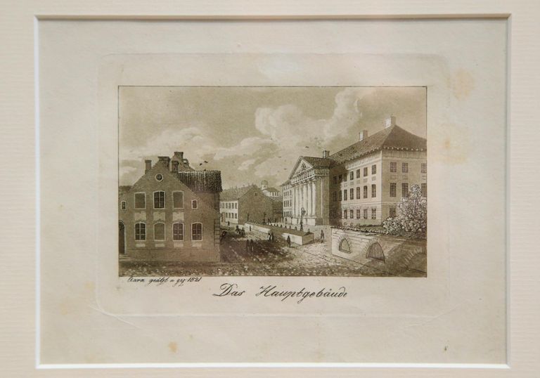 1821. aastast pärinev A. P. Klara gravüür on üks esimesi teadaolevaid peahoone kujutisi. Eesti ajaloomuuseum