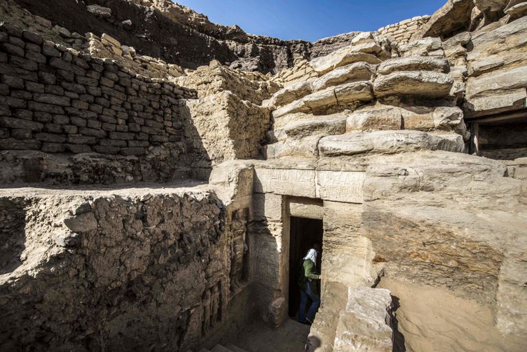 Egiptusest Saqqara nekropolist leiti preestrihaud. Sissekäik haukambrisse