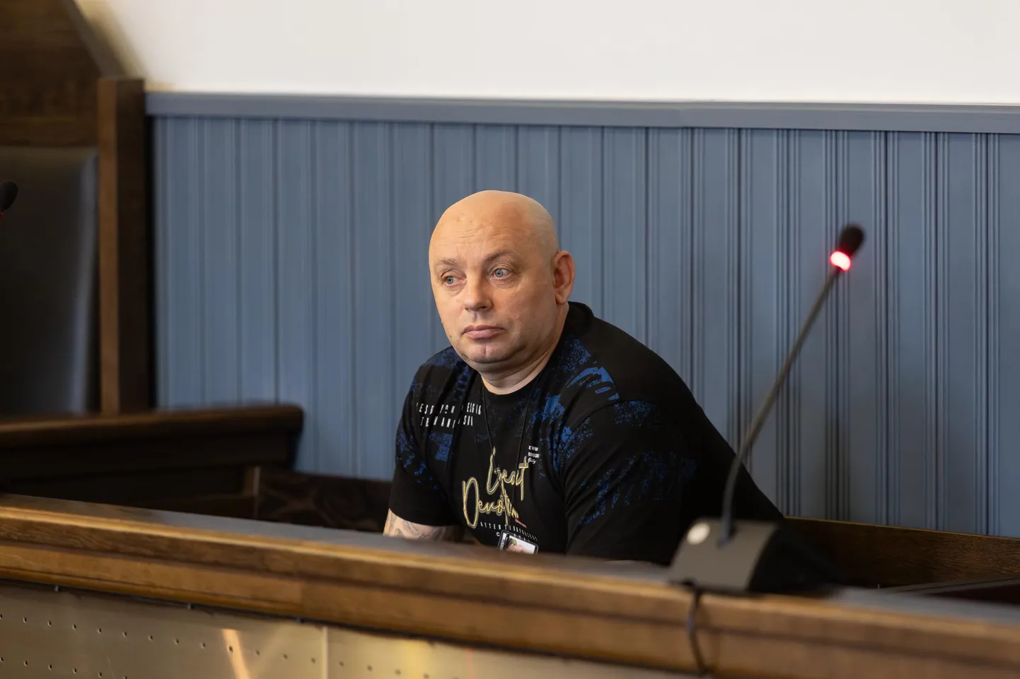 Jevgeni Laugali ilmed istungi ajal pakuksid ilmselt huvi ka kehakeeleekspertidele.