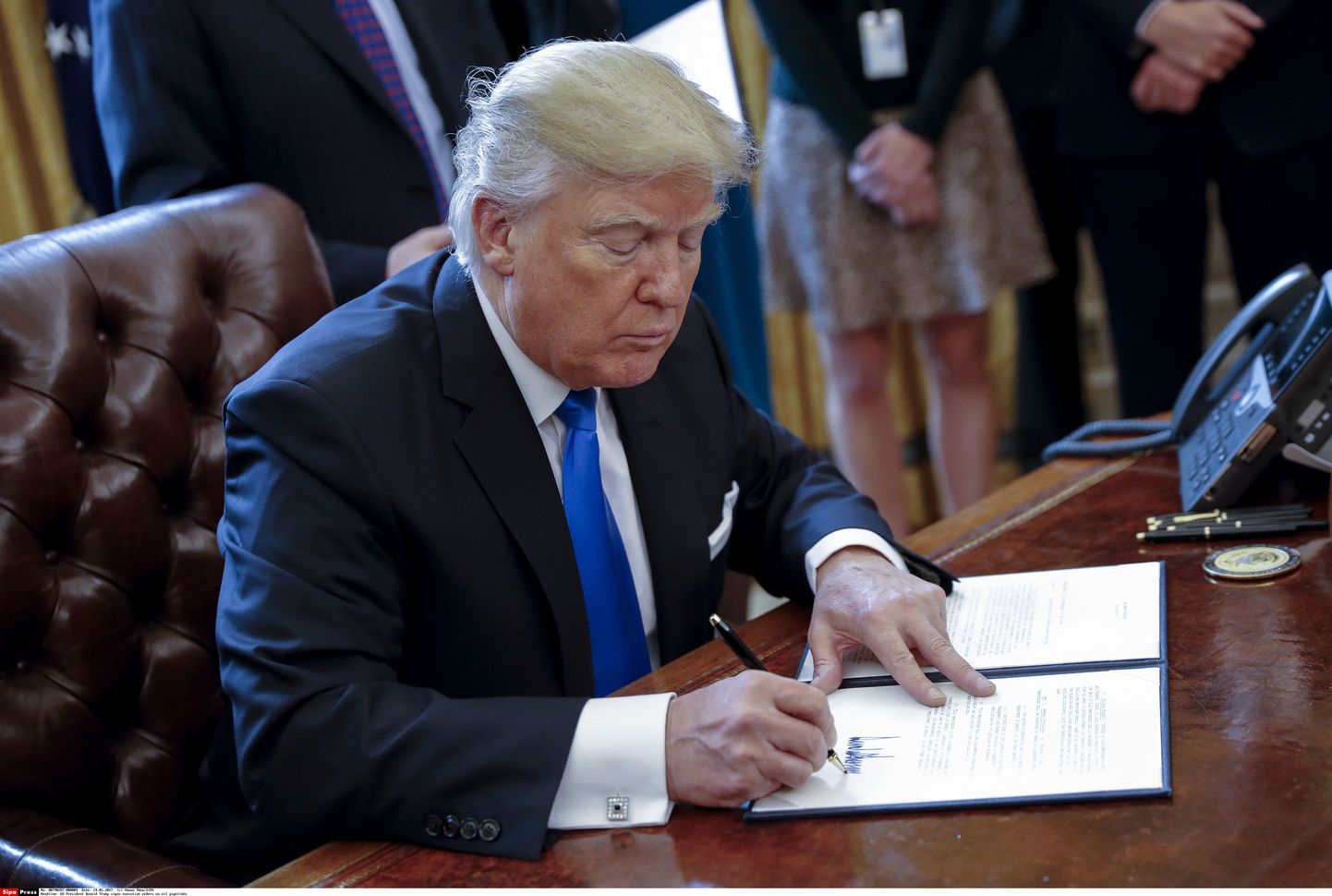 USA president Donald Trump allkirjastab dokumenti.