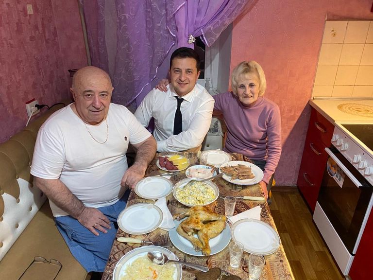 Ukrainas prezidents ciemos pie vecākiem — Oleksandra un Rimmas Zelenskiem.