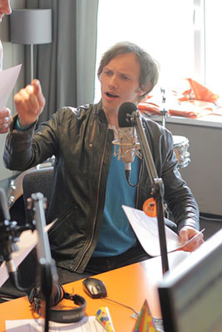Renārs Kaupers iedzied Radio SWH jubilejas dziesmas pirmo pantiņu 