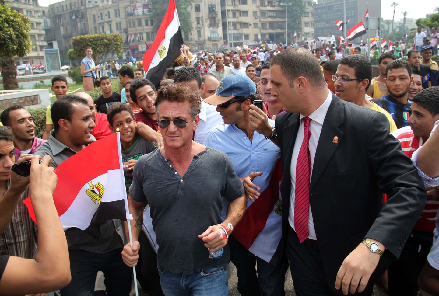 USA näitleja ja aktivist Sean Penn (keskel) möödunud reedel Kairos Tahriri väljakul.