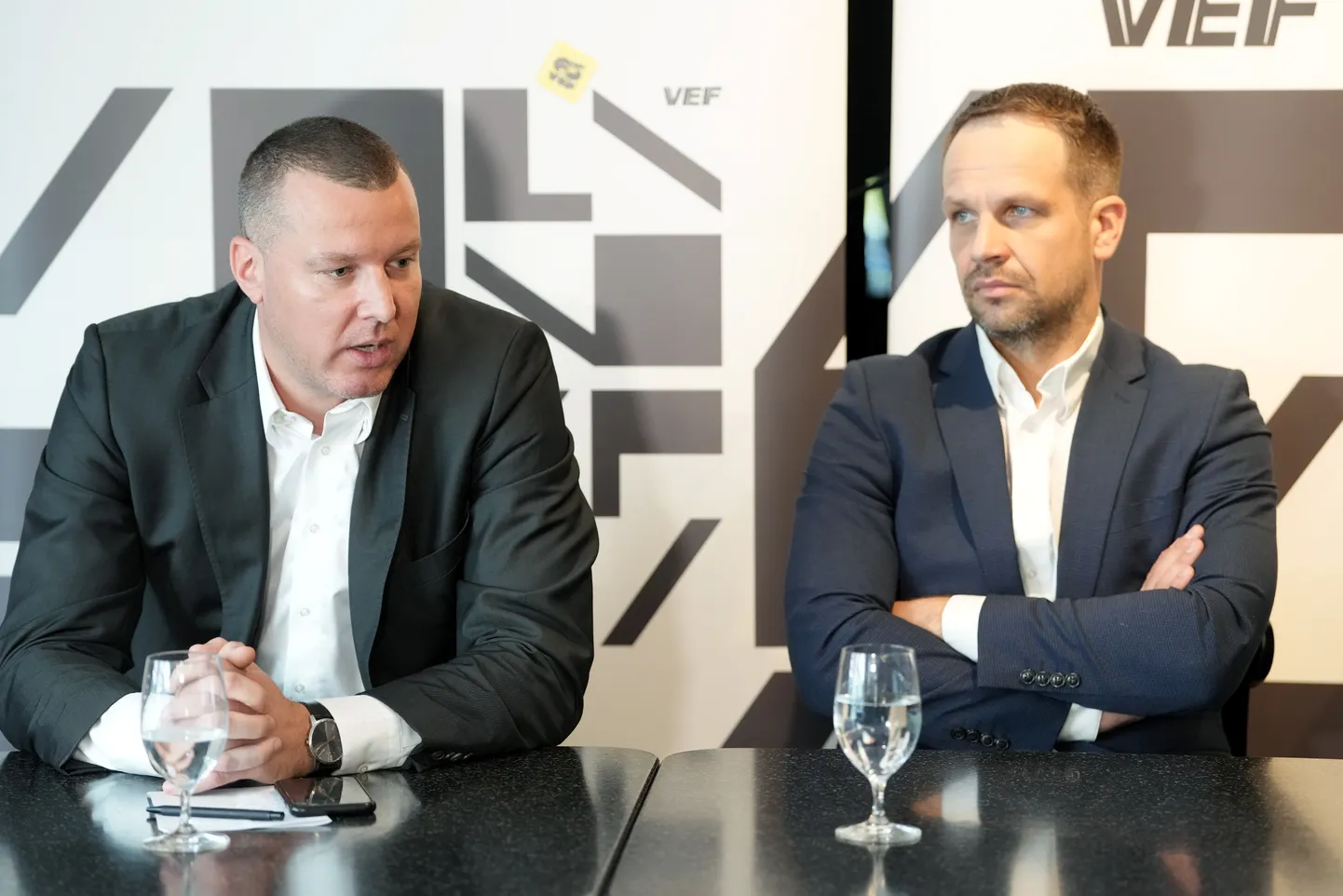 Basketbola kluba "VEF Rīga" prezidents Gatis Jahovičs (no kreisās) un galvenais treneris Jānis Gailītis