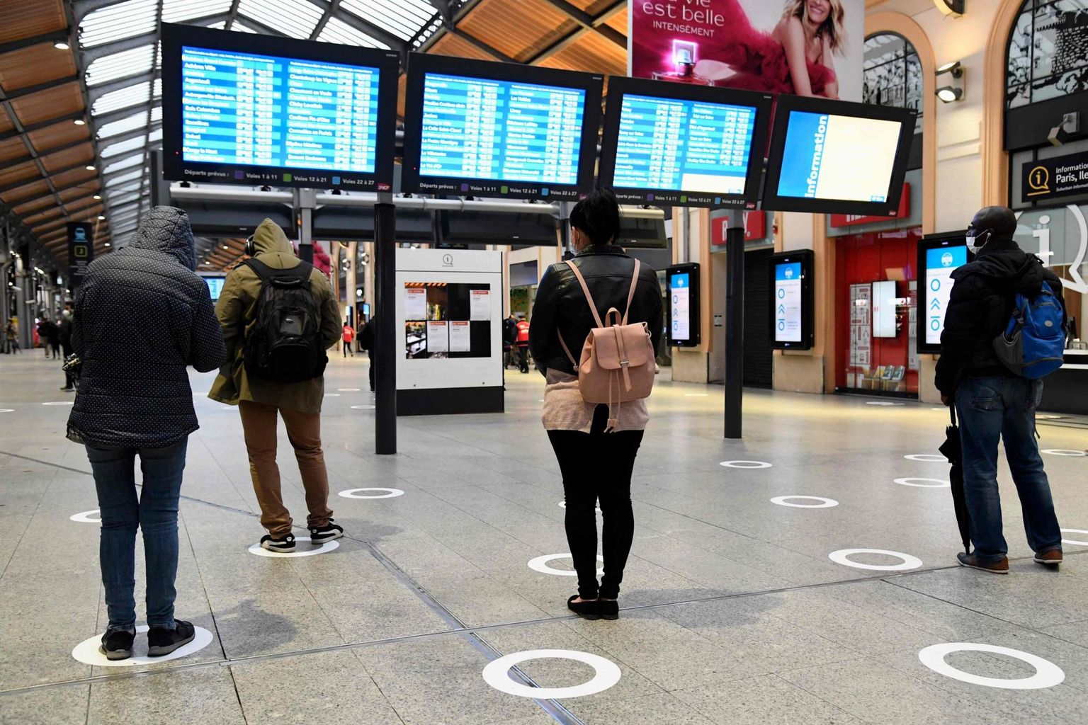 Reisijad Pariisi Saint-Lazare’i raudteejaamas. Piisava distantsi hoidmisele aitavad kaasa maha joonistatud ringid. 