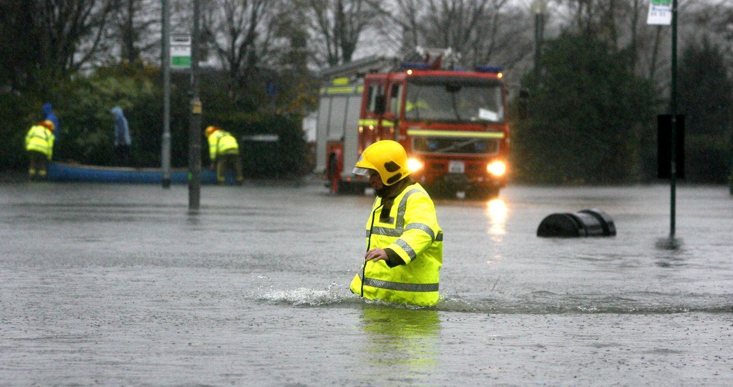 Tuletõrjujad ja päästetöötajad Põhja-Inglismaal Cumbria krahvkonnas, kus Greta jõgi tungis üle kallaste.