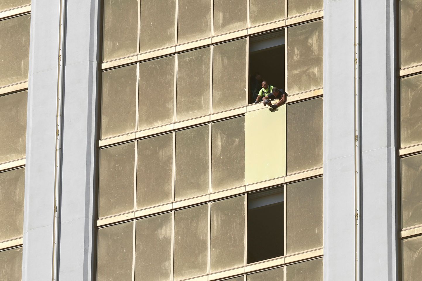 Töölised Paddocki hotellitoa akent kinni katmas.