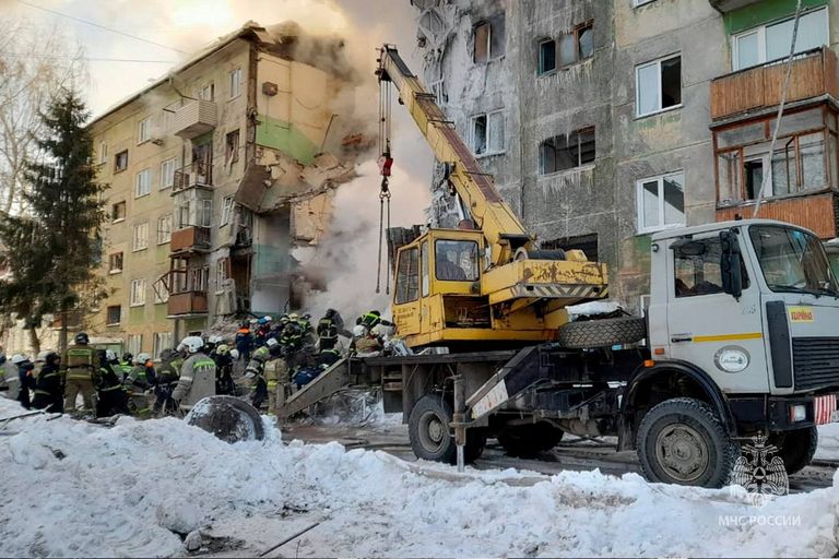 В Новосибирске подъезд жилого дома обрушился из-за взрыва газа.