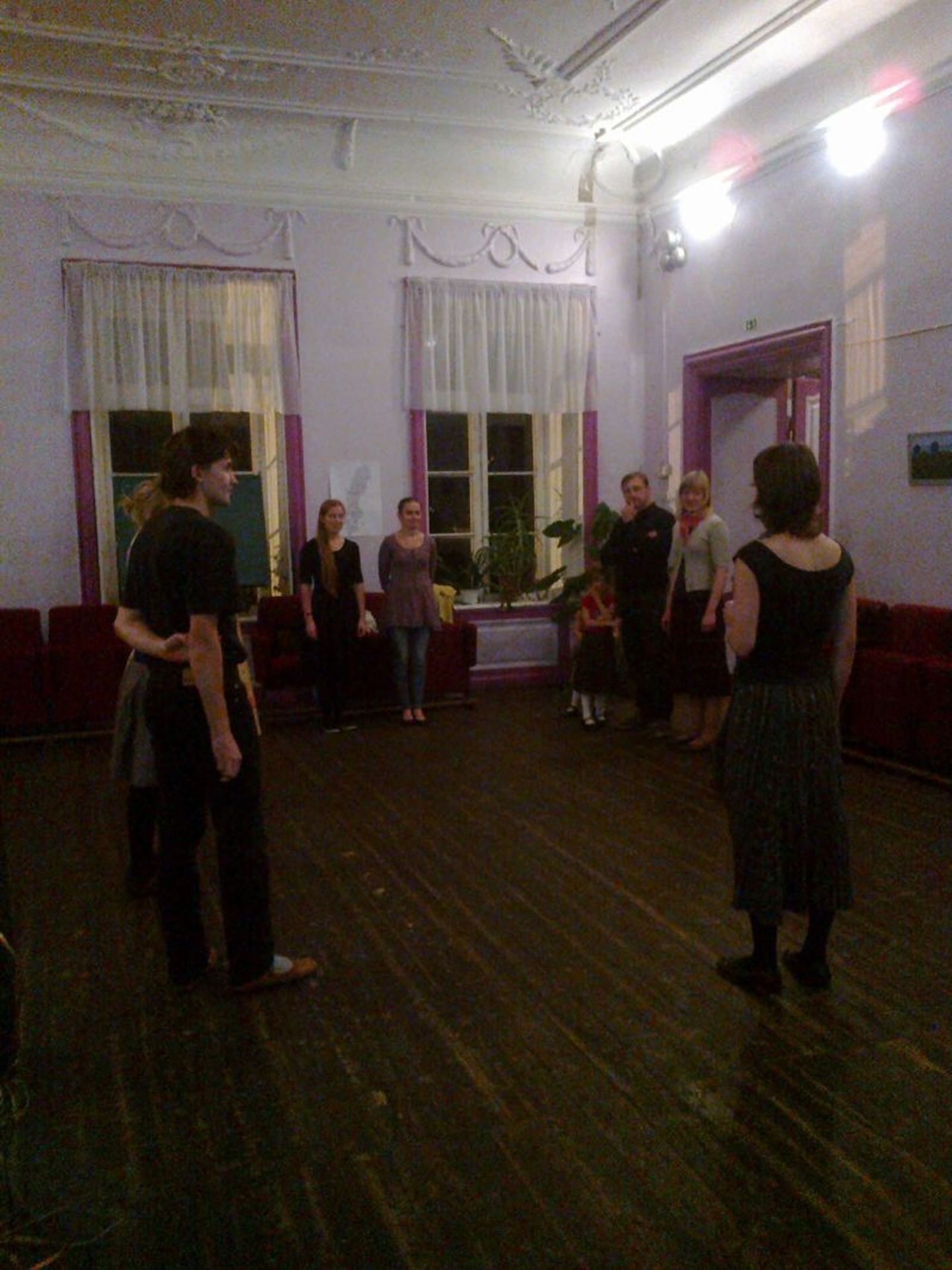 Sargvere mõisas juhatati ööpäev sisse rootsi tantsude õpitoaga.