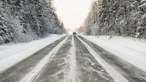 Ceturtdien apgrūtināta braukšana uz daudziem ceļiem