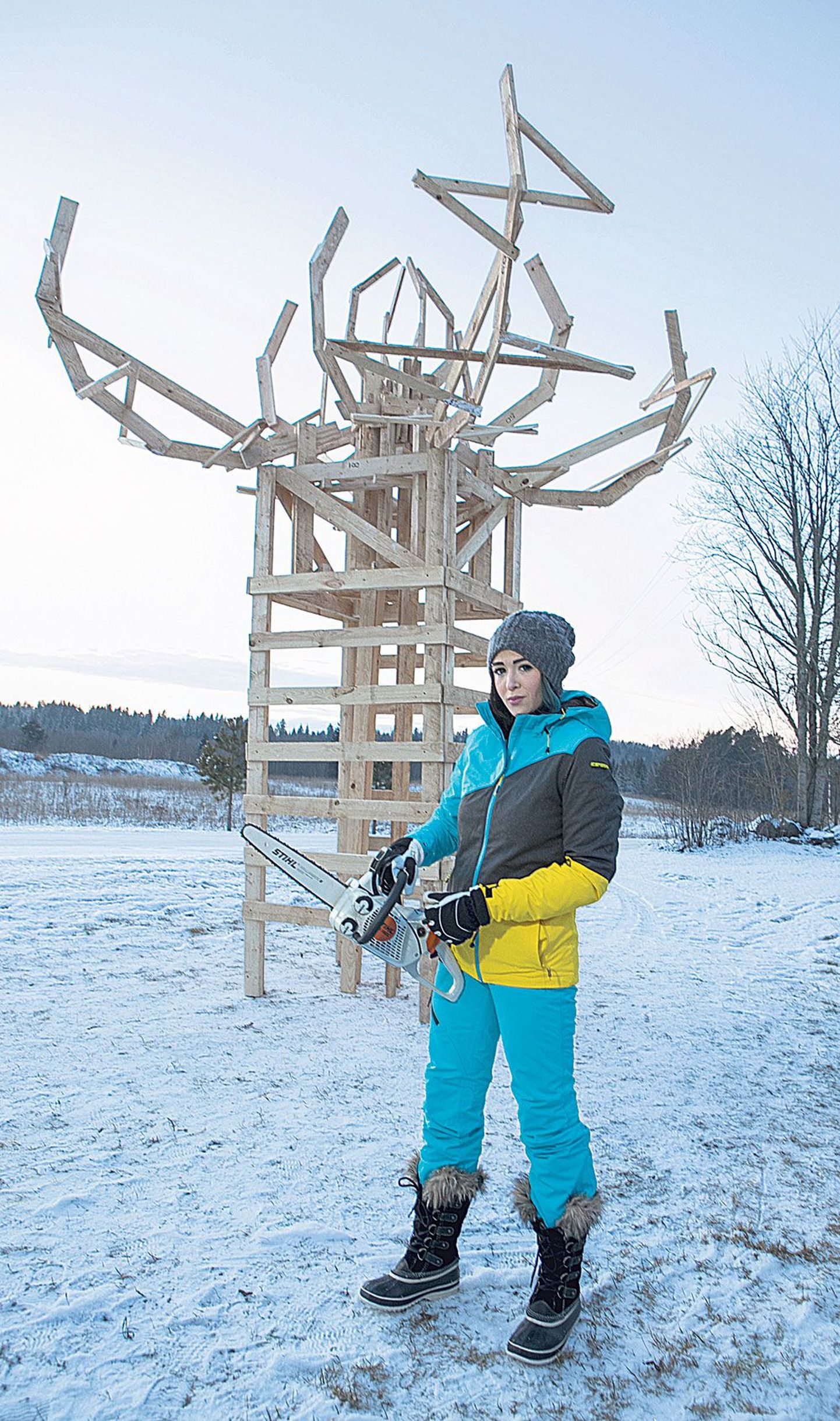 TKK vilistlane mulgitar Eva-Leena Mikson näitab oma kodus Viljandimaal Tääksi külas konstruktsiooni, mille sarnase ta koos teise võistkonna liikme Reino Altroviga paneb püsti Riias tuleskulptuuride MMil ning täidab süütamiseks põhuga.