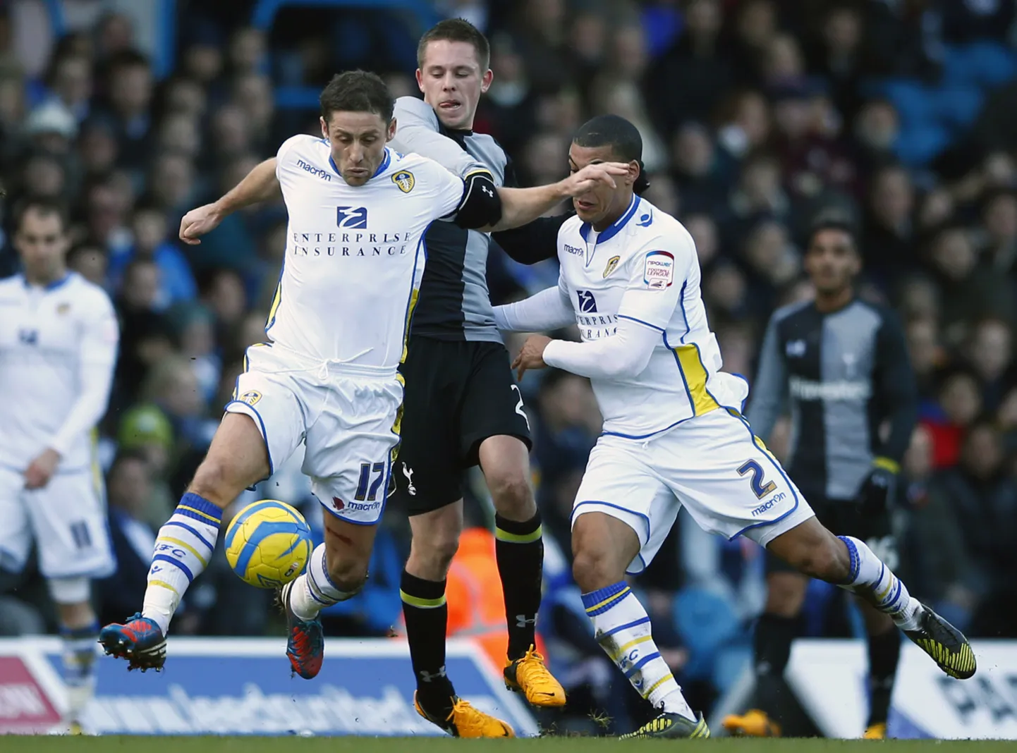 Leeds Unitedi mängijad (valges) mängus Tottenhami vastu. Pildil olevad jalgpallurid pole juhtumiga seotud