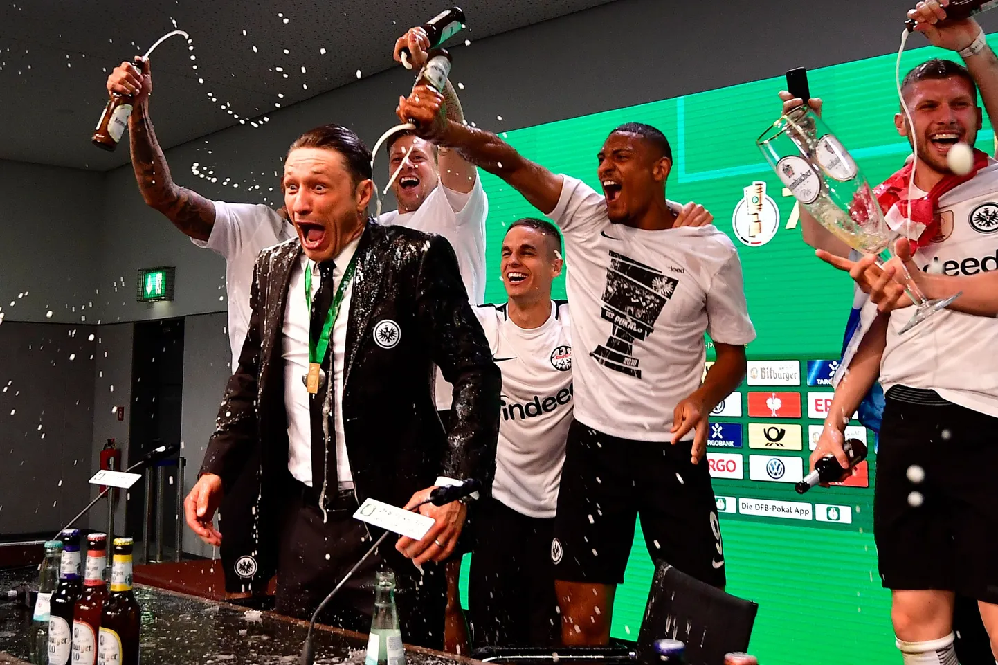 Peomeeleolus Niko Kovac valati pärast mängu õllega üle.