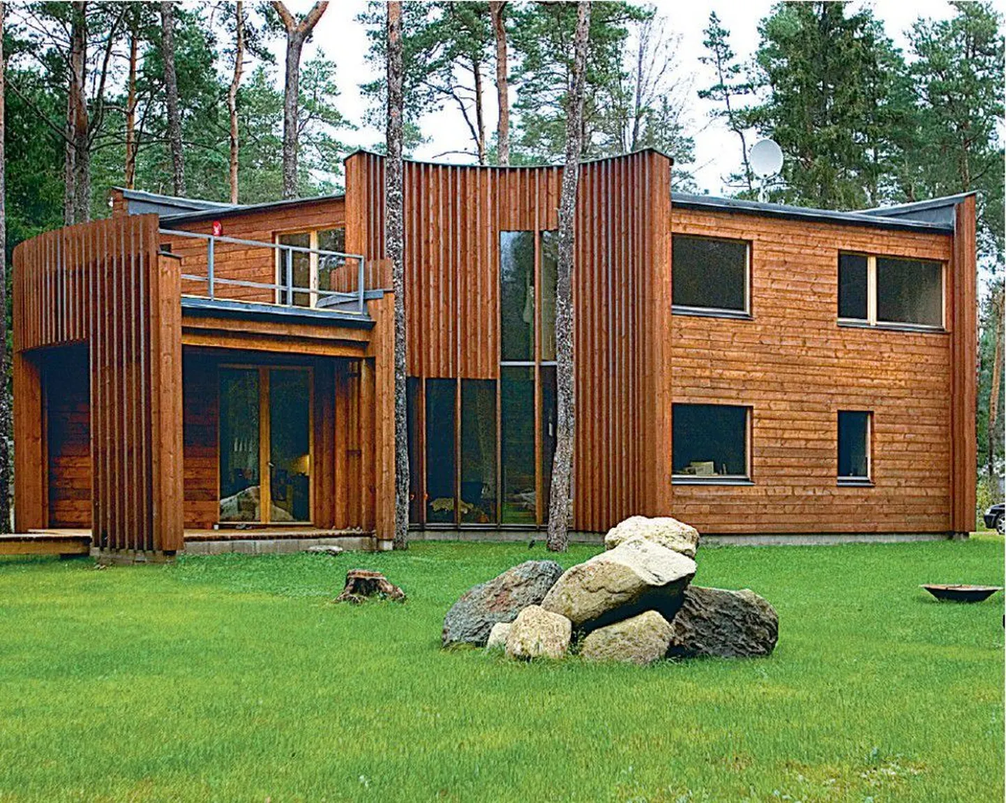 Poolkaarekujulise maja välisviimistluses on kasutatud ainult naturaalset puitu.