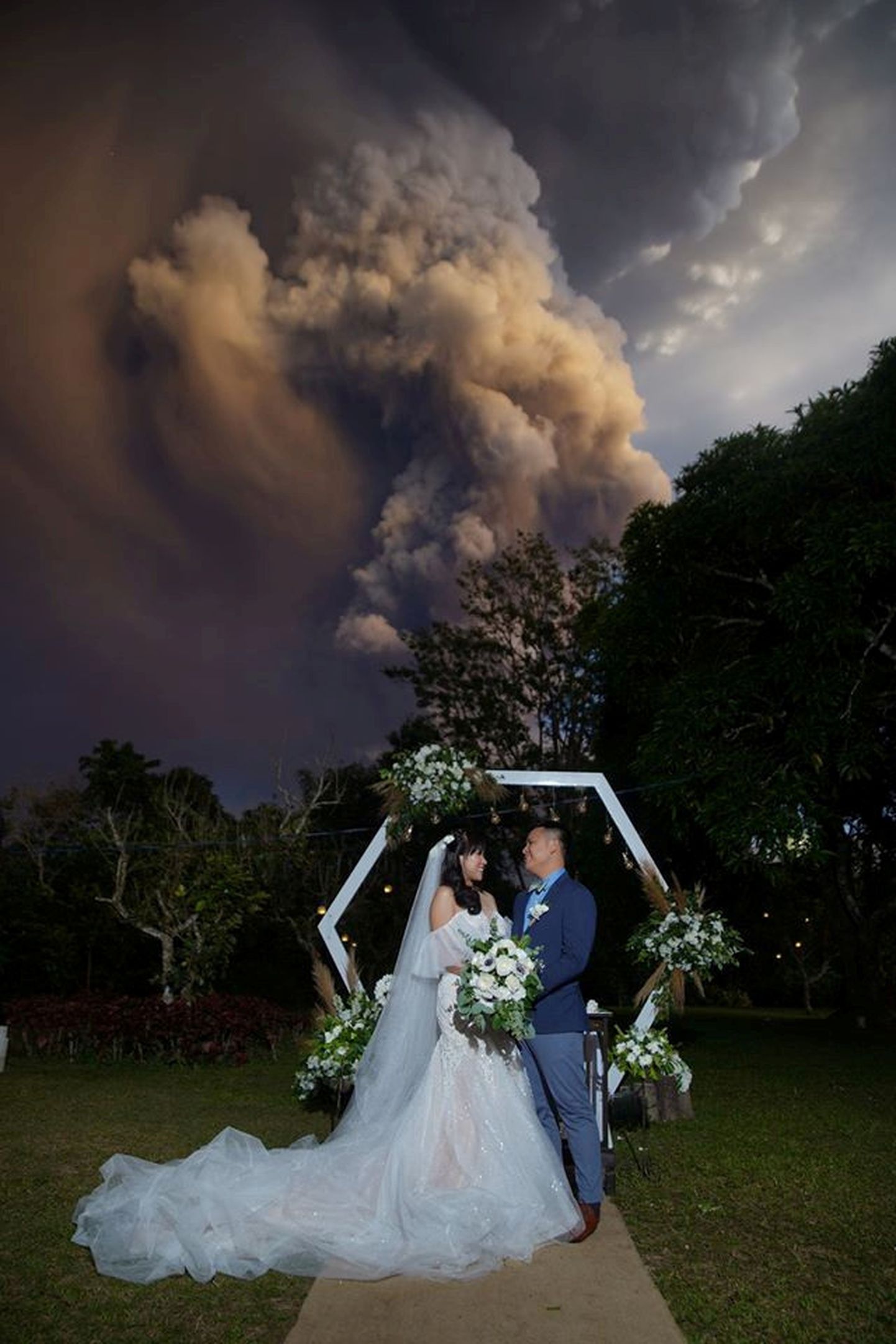 Filipiinide paar Chino Vaflor ja Kat Bautista Palomar lasid end jäädvustada aktiviseerunud Taali vulkaani taustal