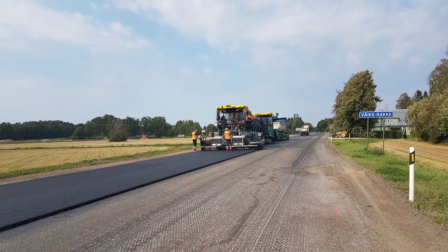 Täna algasid Tartu-Viljandi maanteel asfalteerimistööd.