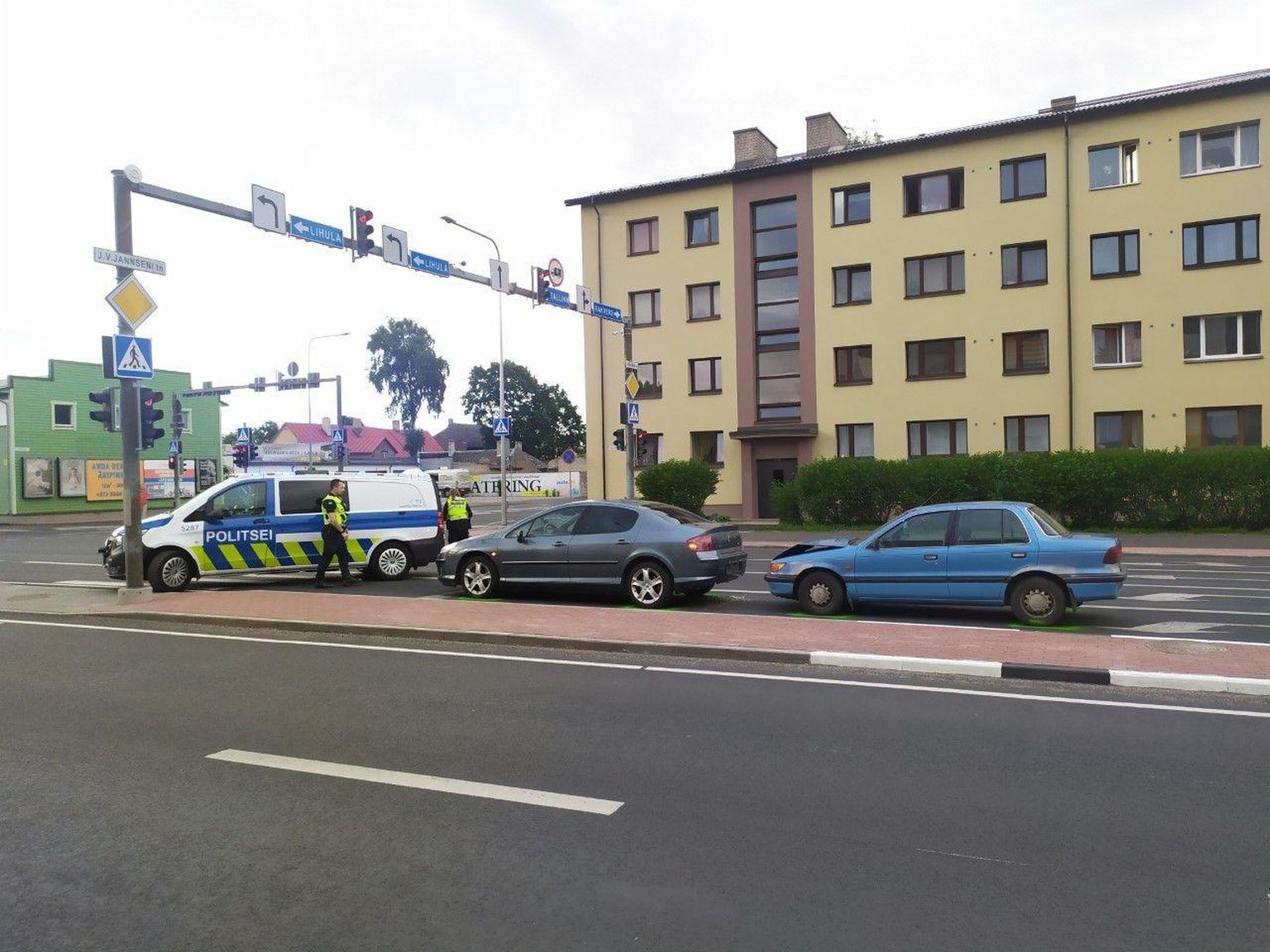 33aastane naine ootas parasjagu Tallinna maanteel vasakpöörde võimalust Jannseni tänavale, kui 51aastase joomamehe Mitsubishi nagu sinine välgunool mürtsuga tema auto stangesse lõi.