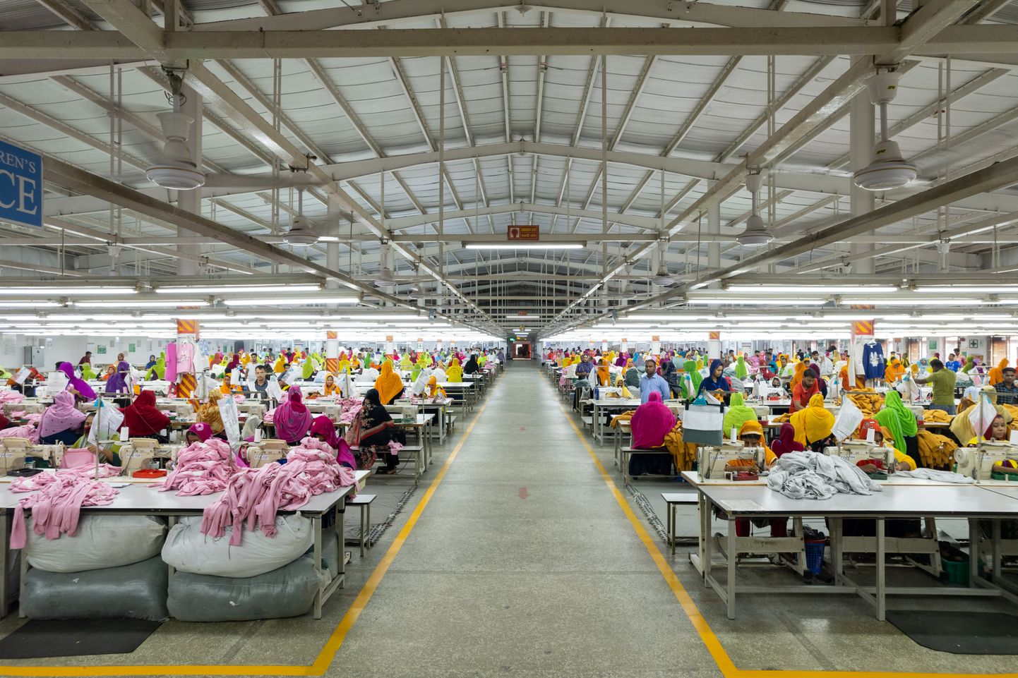 Женщины на производстве текстиля в Бангладеш.