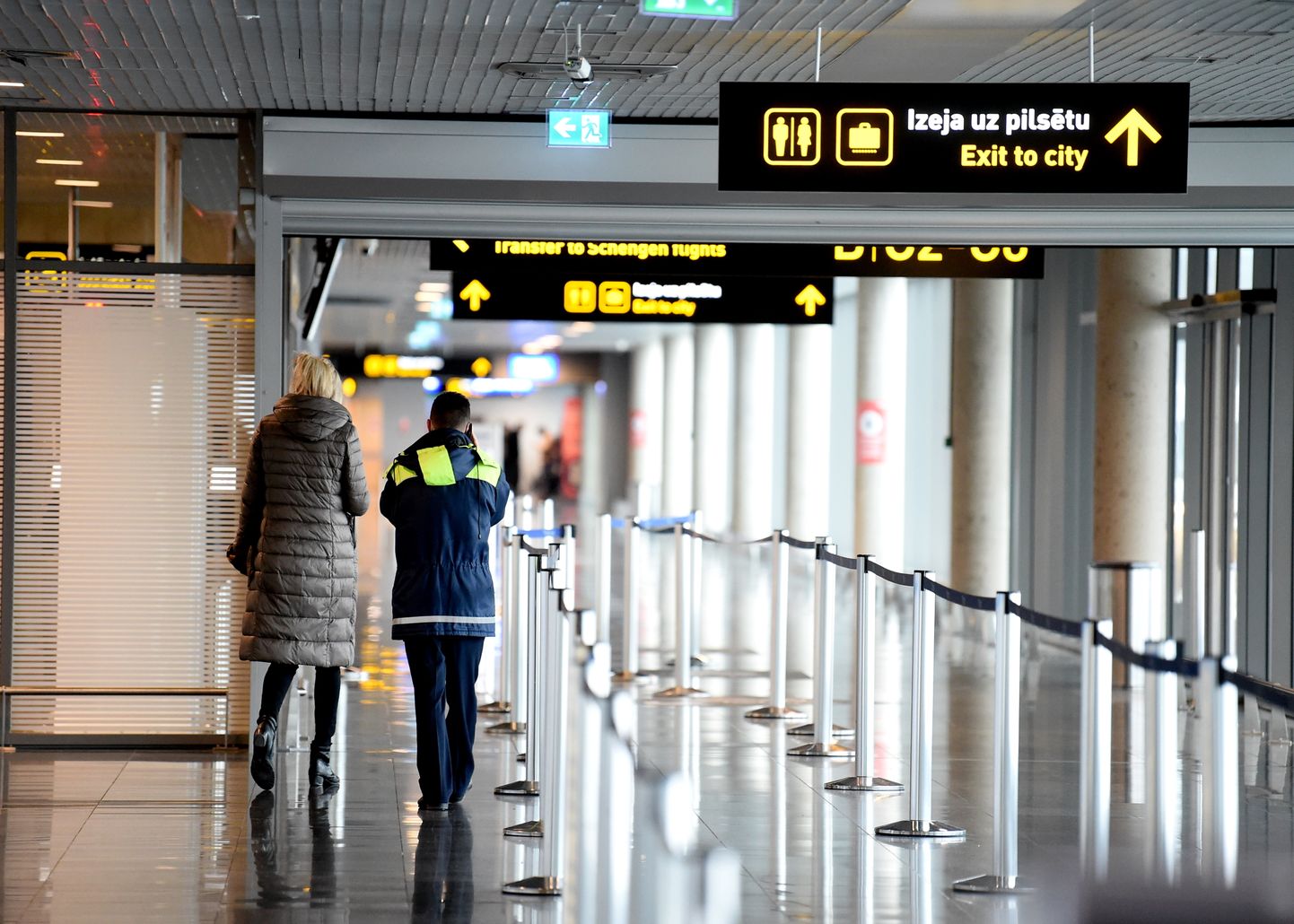 Pasažieri ielidošanas terminālī starptautiskajā lidostā "Rīga"