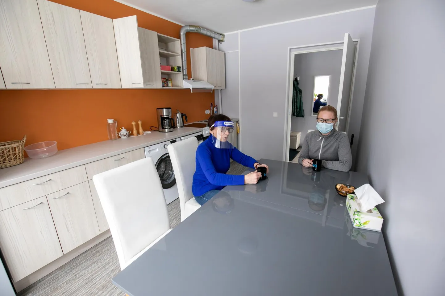 Päevakeskuse tegevusjuhendajad Liidia Piibemaa (vasakul) ja Merlin Aun hoolitsevad eakate eest siis, kui lähedastel on vaja käia tööl või võtta hingamishetk enda jaoks.