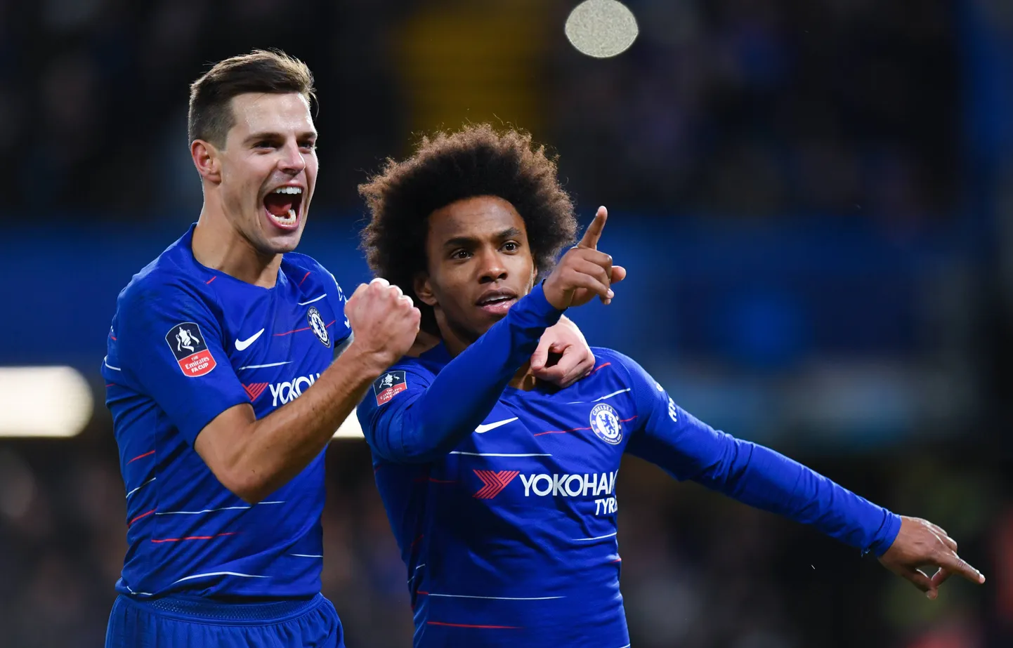 Willian(paremal) koos Azpilicuetaga väravat tähistamas