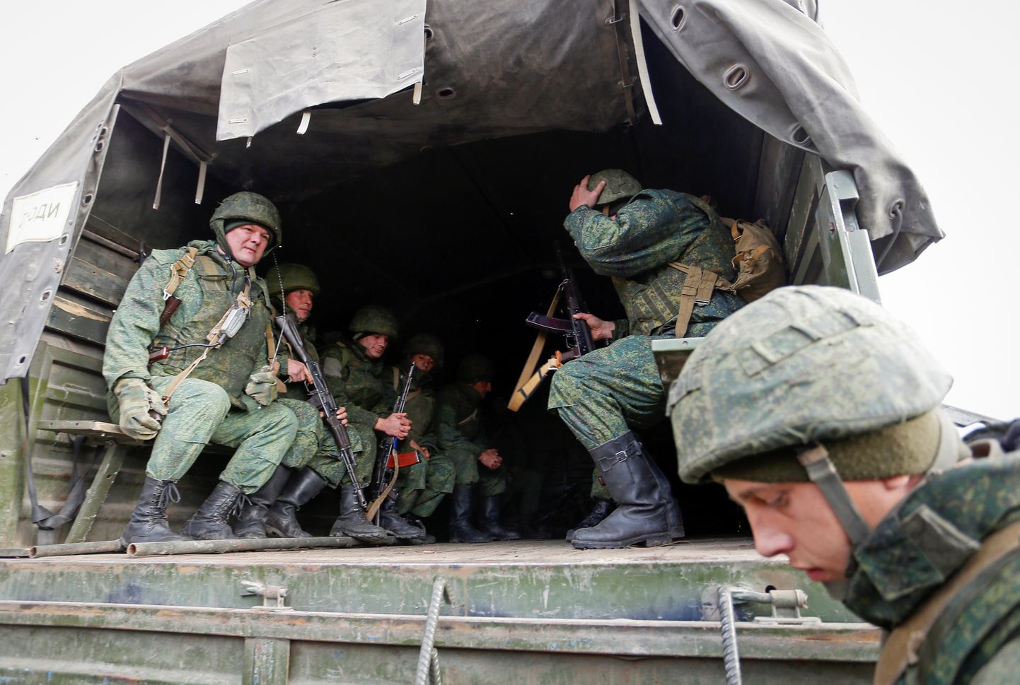 Isehakanud Donetski rahvavabariigi võitlejad istumas täna Petrivske küla juures veokisse.