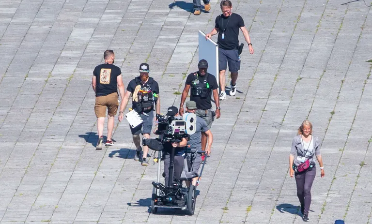 Eemalt tehtud paparatsopilt filmi «Tenet» võtteplatsilt. Režissööri kolmas assistent Ilona Faustova on ära tuntav paremal.