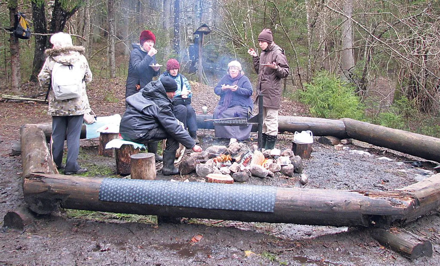 Sakala 12kilomeetrisel matkateel on üks puhkepeatusi RMK Saeveski metsaonni juures.