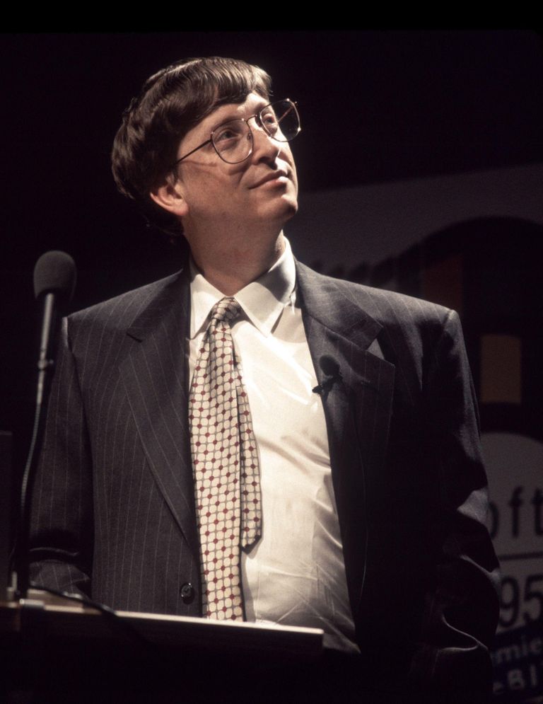 Билл Гейтс ушел с поста генерального директора Microsoft в 1999 году после того, как акции компании поднялись до нового рекордного уровня.