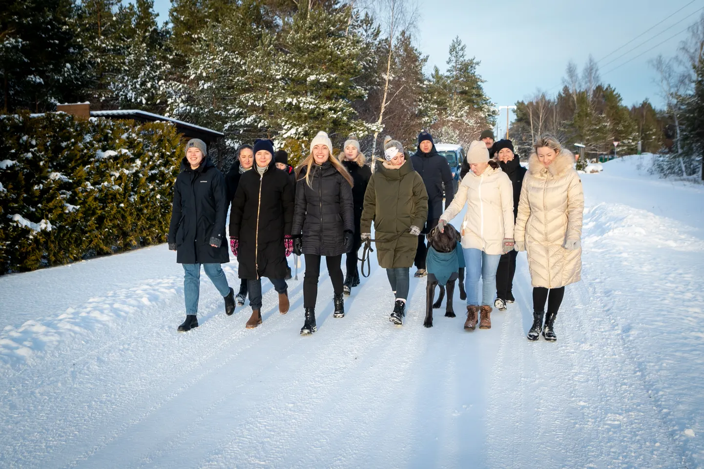 LAHENDATUD: Upa küla elanikud saavad rahus hingata, et teede omandiküsimus sai lahendatud. Külavanem Annela Näälik (esireas vasakult kolmas) usub, et tee saab kunagi ka korda.