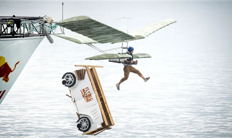 Red Bull Flugtag Berliinis, meeskond Die Tollkühnen Männer In Ihren Fliegenden Kisten (ägedad mehed oma lendavas kastis).