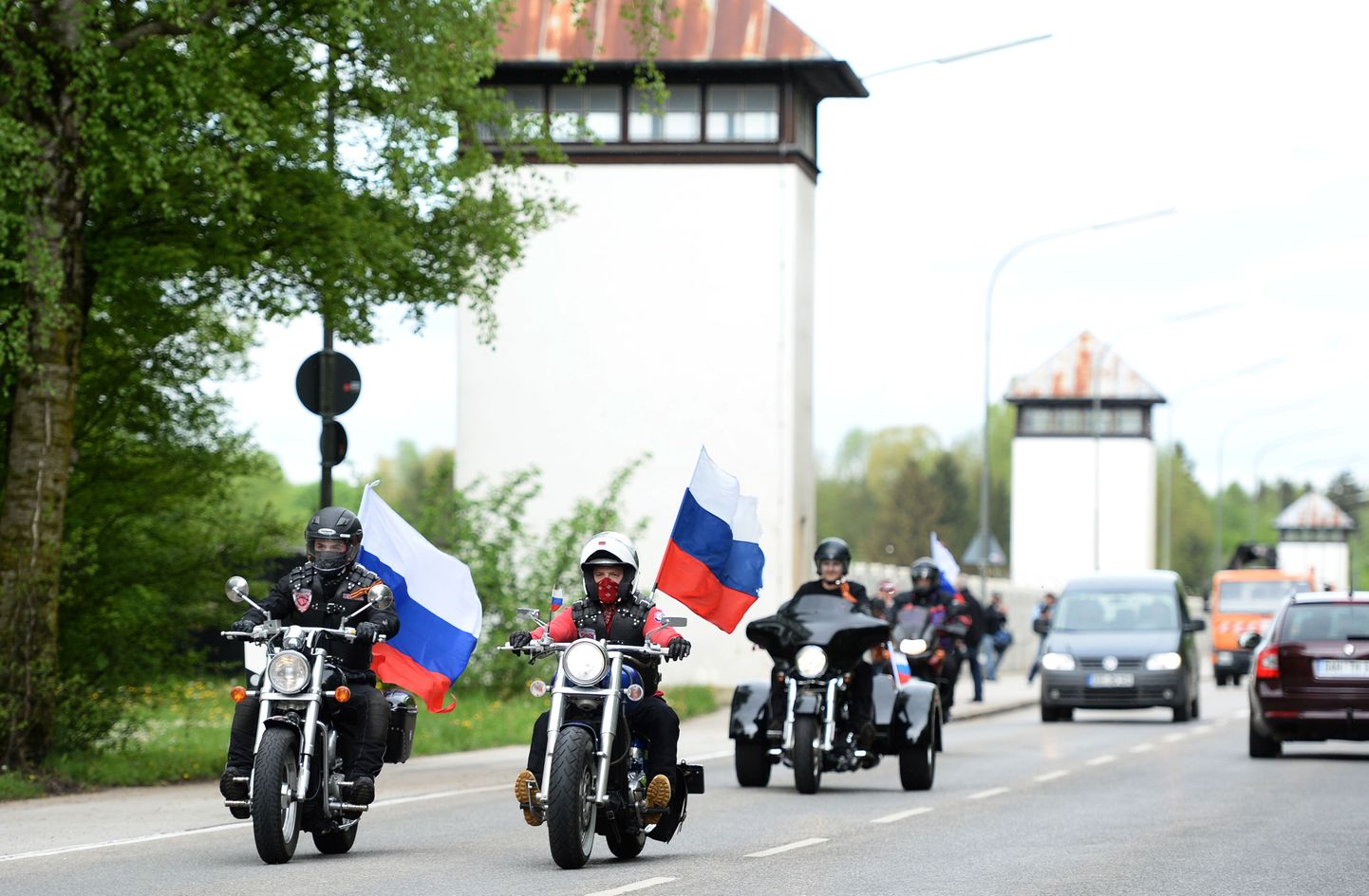 Три байкера, которые не смогли участвовать в мотопробеге «Дороги Победы», потому что им было отказано во въезде в Германию, проедут в мотоколонне сразу за военной техникой на параде в Севастополе 9 мая.