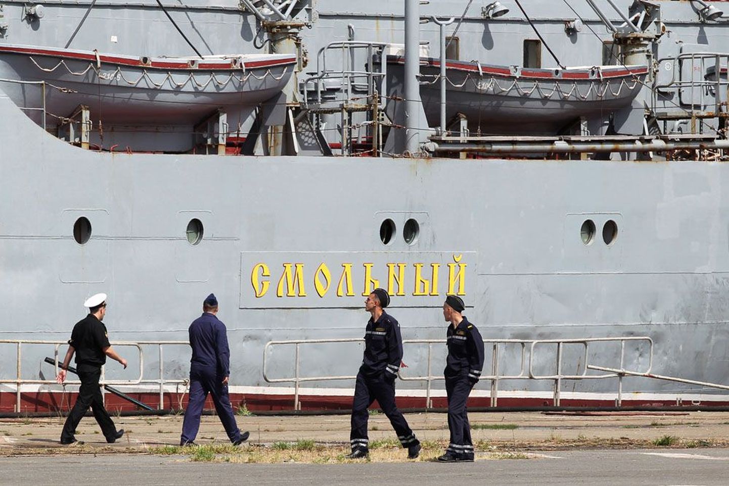 Vene mereväelased Prantsusmaal sildunud fregati Smolnõi juures.