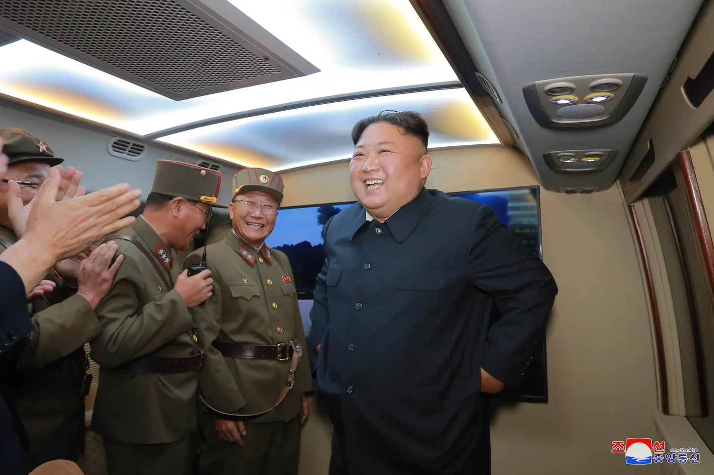 Põhja-Korea liider Kim Jong-un (paremal) rõõmustamas pärast edukat lühimaarakettide katsetust 6. augustil teadmata asukohas Põhja-Koreas.