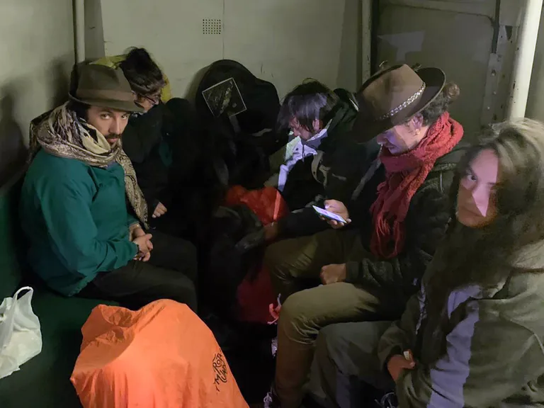 Peruu politsei avalikustatud foto kuuest välisturistist, kedas süüdistatakse Machu Picchu rüüstamises.
