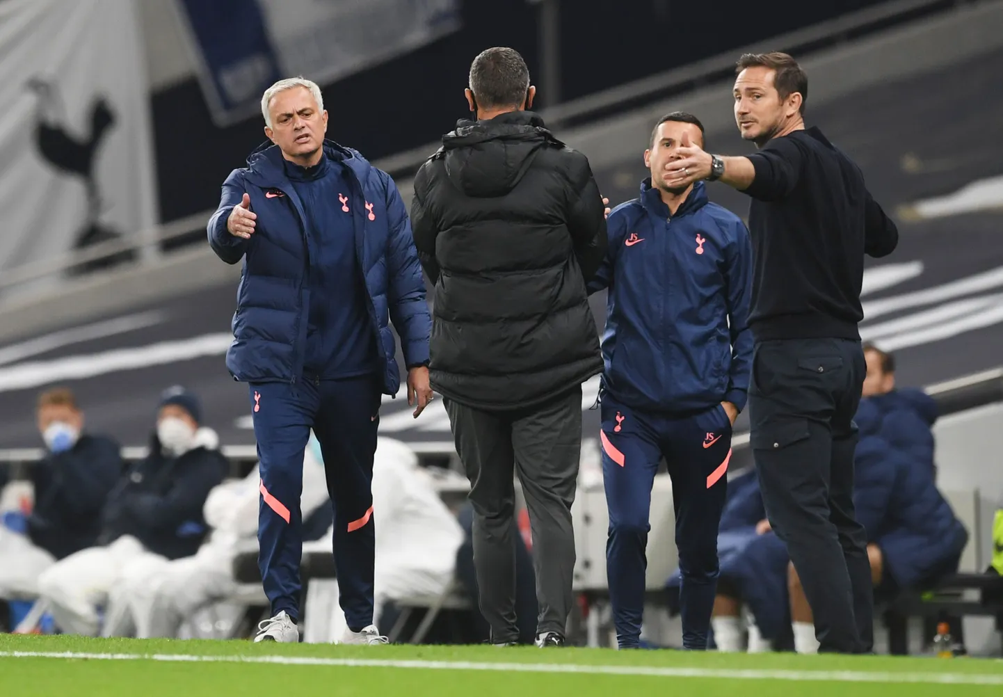 Jose Mourinho (vasakul) ja Frank Lampard (paremal) pidasid Inglismaa liigakarikasarja kohtumisel sõnasõda.