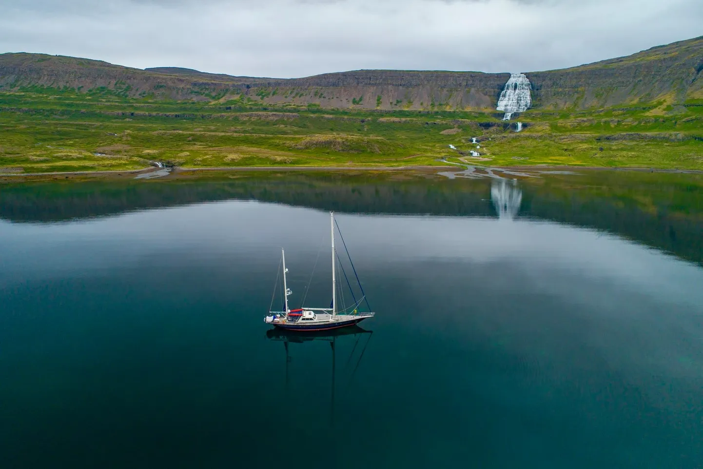 Ekspeditsioonilaev Admiral Bellingshausen ankrul Islandi Läänefjordides Dynjandi kose lähistel. Meeskonnaliikmed käisi maal kummipaadiga.